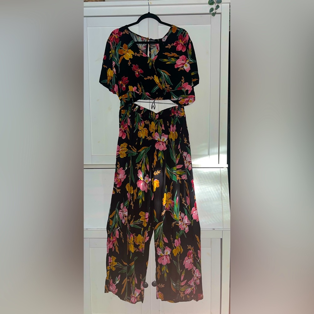 NWOT Tropical print 2-piece outfit/open back/palazzo pants/see measurements ⤵️